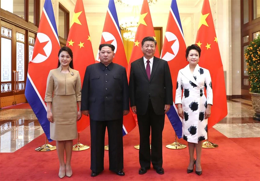 Vợ chồng Chủ tịch Trung Quốc Tập Cận Bình (phải) chụp hình lưu niệm cùng vợ chồng lãnh đạo Triều Tiên Kim Jong-un tại Đại lễ đường nhân dân Bắc Kinh. Ảnh: THX