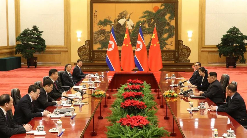 Phái đoàn Trung Quốc (trái) do Chủ tịch Tập Cận Bình dẫn đầu tiếp phái đoàn Triều Tiên do lãnh đạo Kim Jong-un dẫn đầu tại Đại lễ đường nhân dân Bắc Kinh. Ảnh: THX