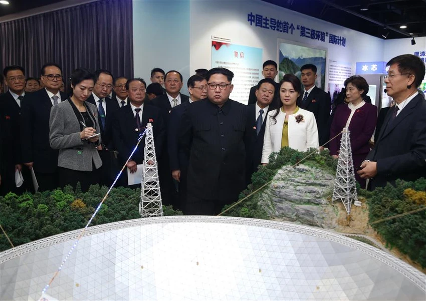 Lãnh đạo Triều Tiên Kim Jong-un cùng vợ là phu nhân Sol-ju thăm Viện Khoa học Trung Quốc. Ảnh: THX