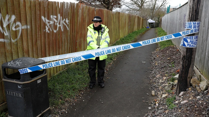 Cảnh sát vẫn đang tích cực điều tra gần nhà ông Skripal ngày 28-3. Ảnh: REUTERS