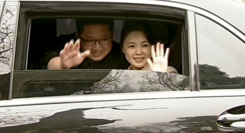 Vợ chồng lãnh đạo Triều Tiên Kim Jong-un vẫy tay tạm biệt vợ chồng Chủ tịch Trung Quốc Tập Cận Bình sau cuộc gặp tại Bắc Kinh (Trung Quốc). Ảnh: AP