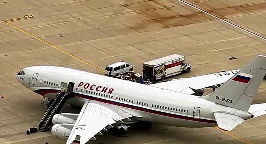 Chiếc máy bay Ilyushin Il-96-300 đang chuyển hàng hóa – được cho là hành lý các nhà ngoại giao - từ xe tải vào khoang, tại sân bay quốc tế Dulles gần thủ đô Washington (Mỹ) ngày 30-3. Ảnh: SPUTNIK