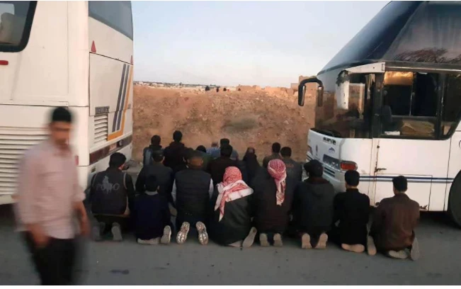 Các tay súng nhóm Failq al-Rahman cầu nguyện trước khi rời khỏi thị trấn Douma, Đông Ghouta, ngoại ô thủ đô Damacus (Syria) ngày 1-4. Ảnh: REUTERS