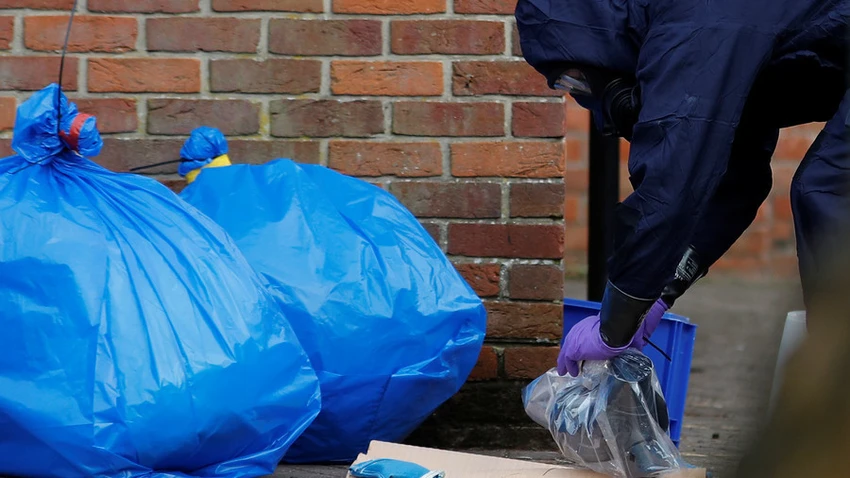 Các túi đựng quần áo bảo hộ sau khi các nhà chuyên gia OPCW điều tra hiện trường cha con ông Skripal bị đầu độc ở thị trấn Salisbury (Anh). Ảnh: REUTERS