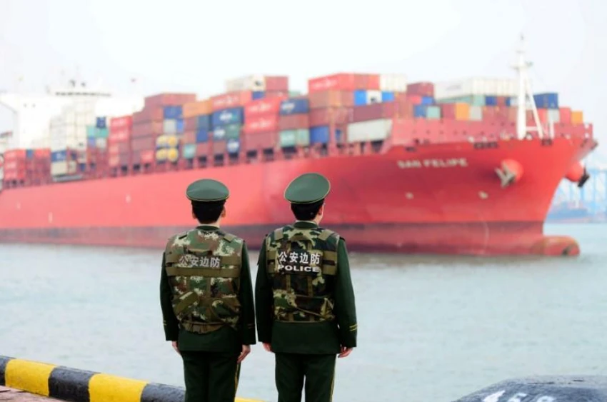 Ông Trump lệnh tăng 100 tỉ USD thuế với Trung Quốc ảnh 2 Lính biên phòng Trung Quốc quan sát tàu hàng cập cảng Thanh Đảo tại tỉnh Sơn Đông, ngày 8-3. Ảnh: REUTERS