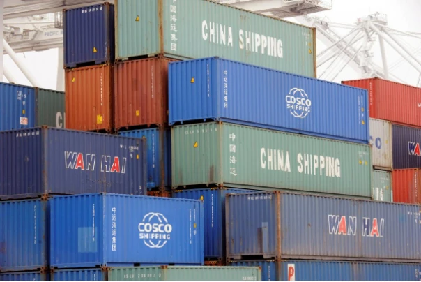 Hàng hóa trên tàu Xin Da Yang Zhou của Trung Quốc tại cảng Pier J at the Port tại Long Beach, California (Mỹ). Ảnh: REUTERS