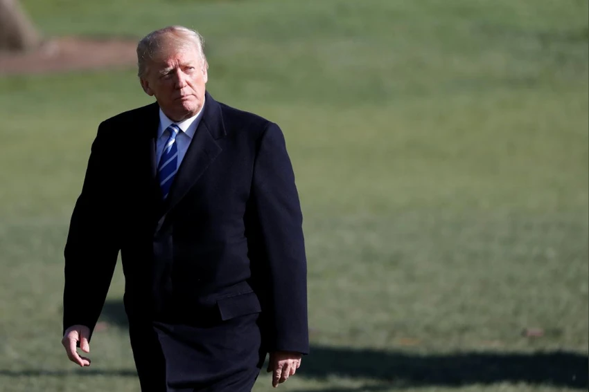Tổng thống Mỹ Donald Trump trở về Nhà Trắng sau chuyến thăm West Virginia ngày 5-4. Ảnh: REUTERS