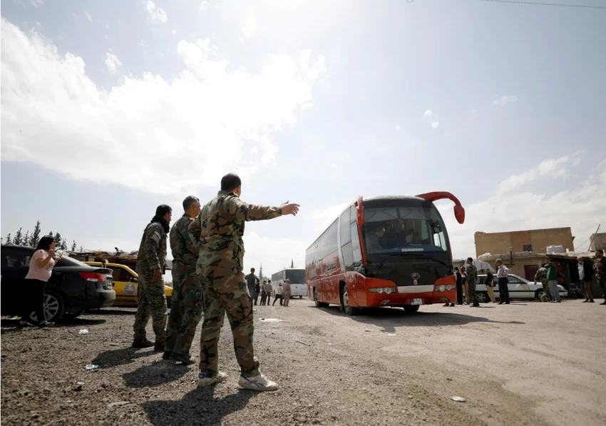 Các tay súng nổi dậy cuối cùng và người thân rút khỏi Douma, Đông Ghouta (Syria) – nơi xảy ra nghi án tấn công hóa học khuya 7-4. Ảnh: REUTERS