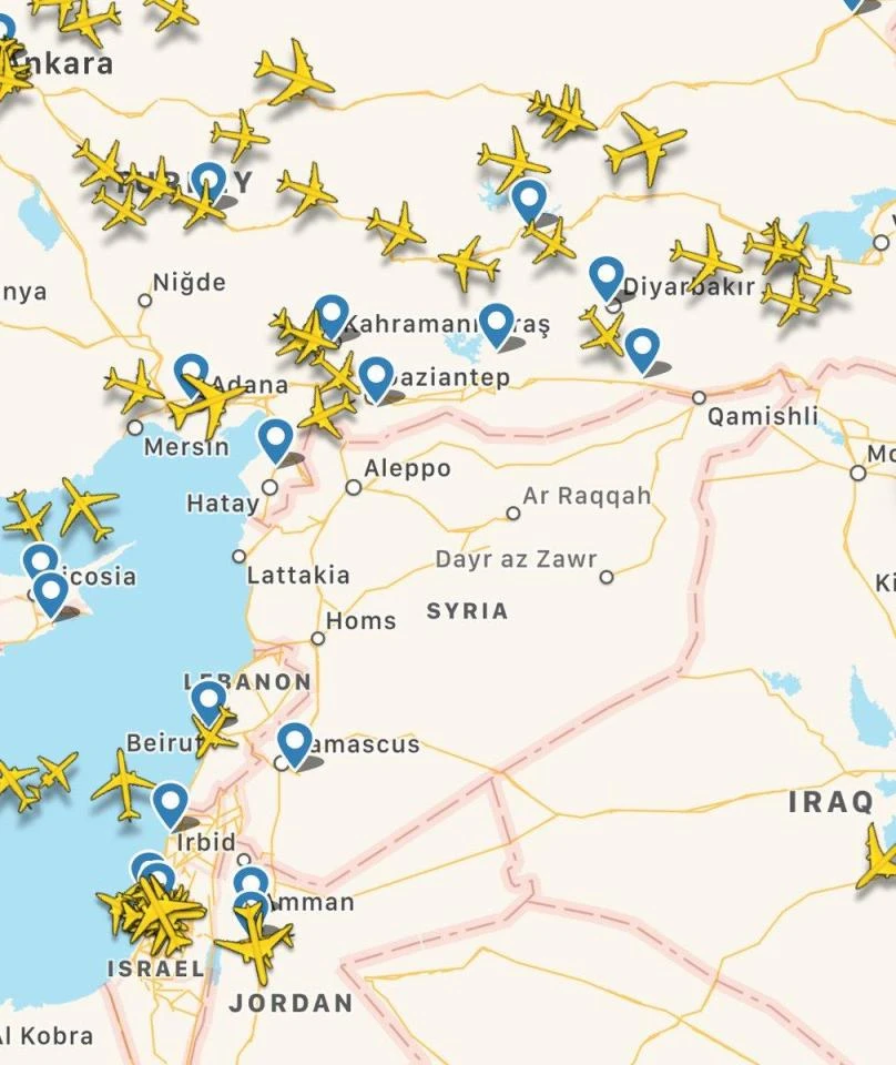 Dữ liệu rada cho thấy các máy bay chuyển hướng khỏi không phận Syria theo yêu cầu của quân đội Mỹ. Ảnh: THE SUN