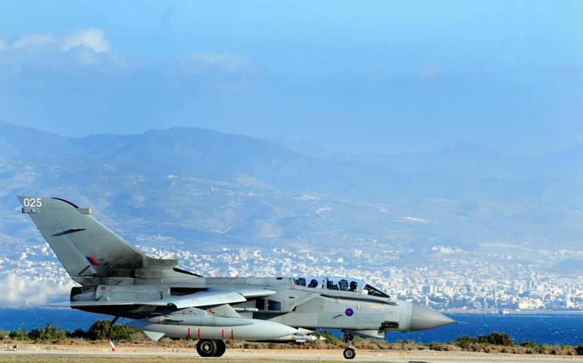 Máy bay chiến đấu RAF ở căn cứ Tornado của Anh ở đảo Cyprus đã sẵn sàng chờ lệnh đánh vào Syria. Ảnh: PA
