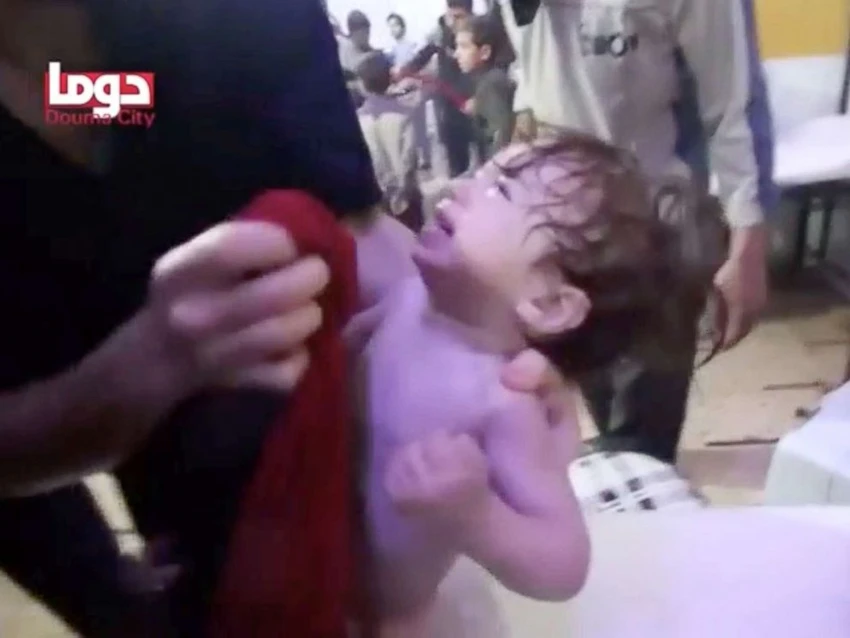Hình ảnh được cho là nạn nhân trẻ em trong nghi án tấn công hóa học ở Douma tối 7-4. Ảnh: REUTERS