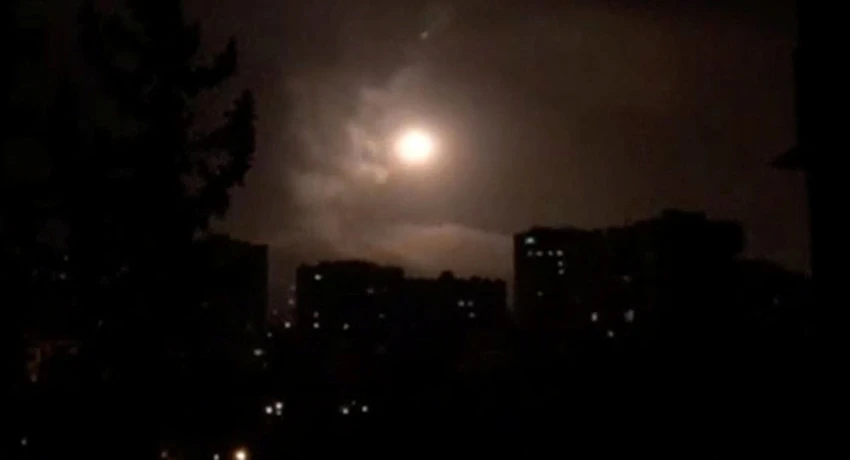 Phòng không Syria chống đỡ tên lửa liên quân Mỹ-Anh-Pháp bắn vào Damascus (Syria) sáng sớm 14-4. Ảnh: REUTERS