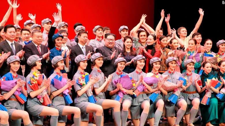 Lãnh đạo Triều Tiên Kim Jong-un (giữa) chụp hình chung với Trưởng ban Đối ngoại đảng Cộng sản Trung Quốc Song Tao và đoàn nghệ thuật Trung Quốc tại Bình Nhưỡng tuần trước. Ảnh: CNN