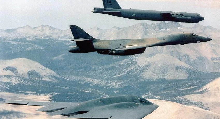Các máy bay ném bom B-2 Spirit (dưới), B-1B (giữa), và B-52 (trên) trên vùng trời Afghanistan. Ảnh: AFP