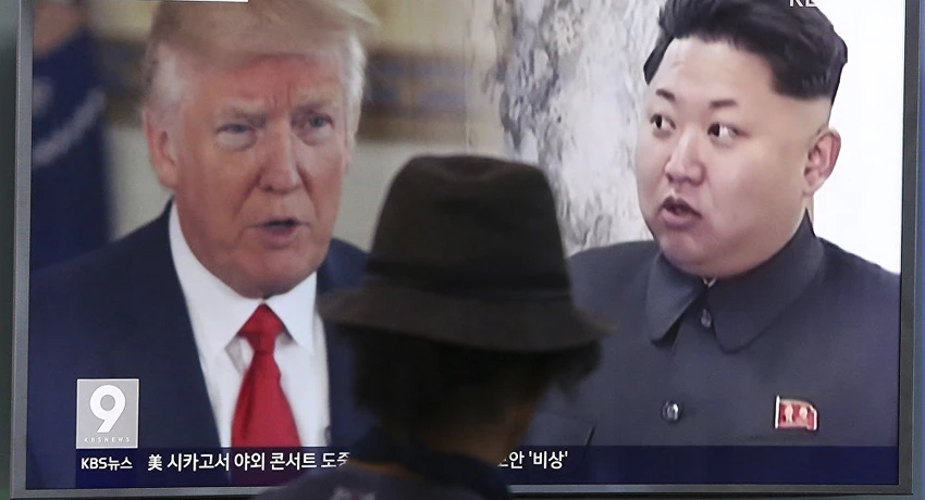 Tổng thống Mỹ Donald Trump (trái) và lãnh đạo Triều Tiên Kim Jong-un trên một bản tin phát tại Hàn Quốc. Ảnh: AP