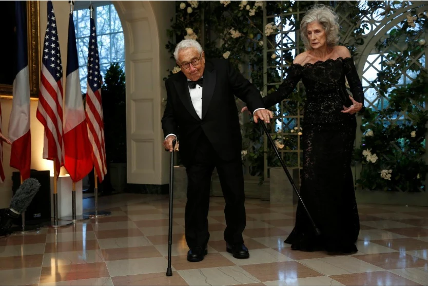 Cựu Ngoại trưởng Mỹ Henry Kissinger và phu nhân Nancy Kissinger đến dự buổi tiệc tối cấp nhà nước đón tiếp Tổng thống Pháp Emmanuel Marcon tại Nhà Trắng ngày 24-4. Ảnh: REUTERS