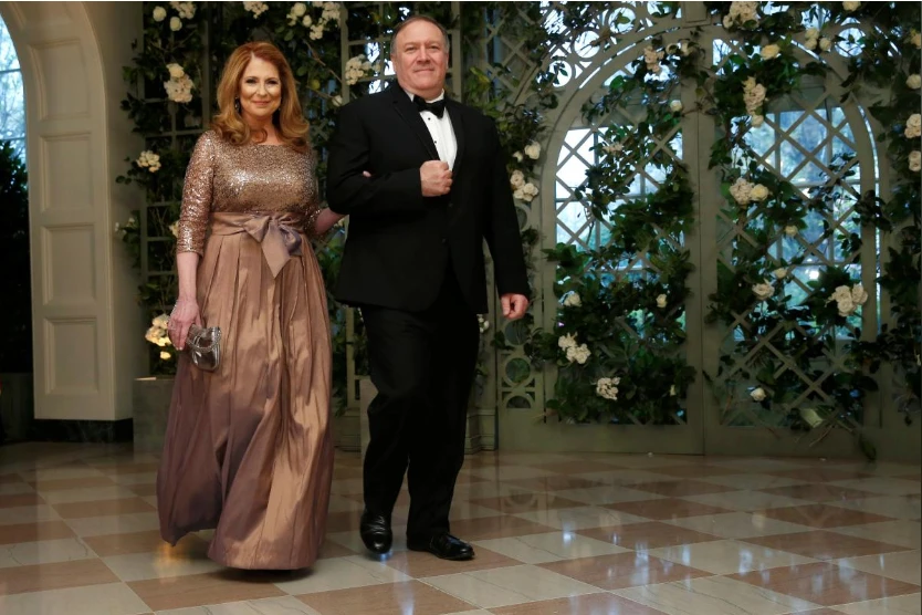 Giám đốc Cơ quan Tình báo Quốc gia Mỹ (CIA) Mike Pompeo và phu nhân Susan Pompeo đến dự buổi tiệc tối cấp nhà nước đón tiếp Tổng thống Pháp Emmanuel Marcon tại Nhà Trắng ngày 24-4. Ảnh: REUTERS