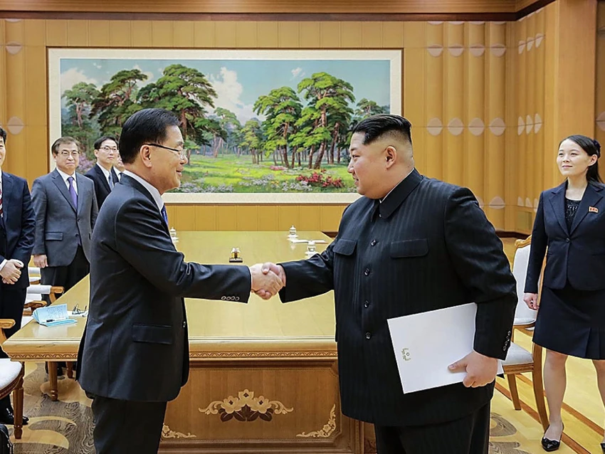 Lãnh đạo Triều Tiên Kim Jong-un (phải) tiếp trọng thị phái đoàn Hàn Quốc đến Triều Tiên hồi tháng 3. Ảnh: SCPR