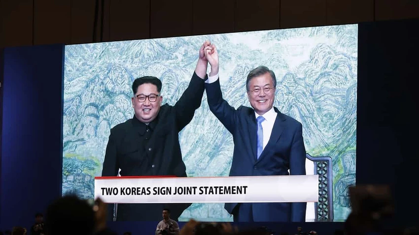 Tổng thống Hàn Quốc Moon Jae-in (phải) và lãnh đạo Triều Tiên Kim Jong-un cùng ra tuyên bố chung cuộc gặp thượng đỉnh liên Triều ngày 27-4. Ảnh: GUARDIAN