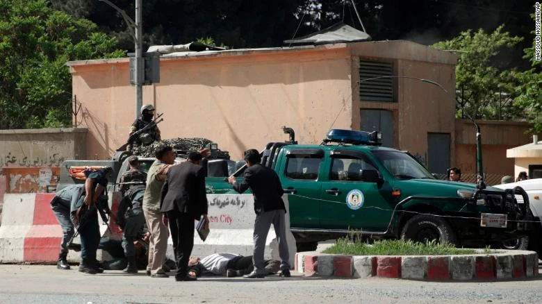 Một nạn nhân thiệt mạng tại hiện trường đánh bom ở Kabul (Afghanistan) sáng 30-4. Ảnh: CNN