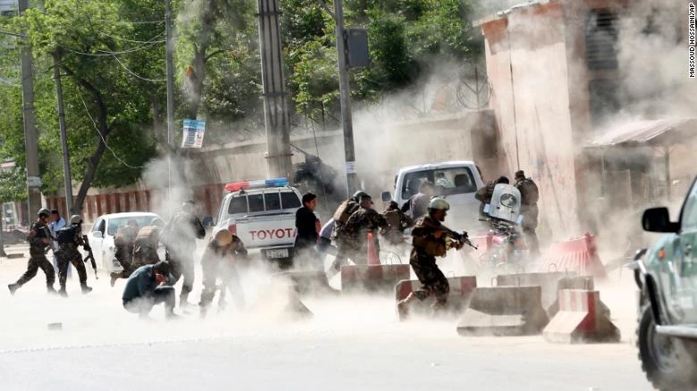 Hiện trường đánh bom ở Kabul (Afghanistan) sáng 30-4. Ảnh: CNN