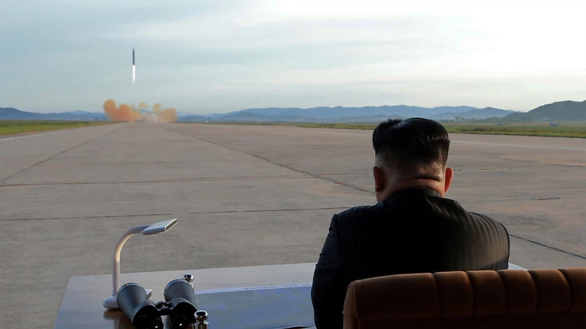 Lãnh đạo Triều Tiên Kim Jong-un quan sát vụ thử tên lửa đạn đạo Hwasong-12 năm ngoái. Ảnh: KCNA