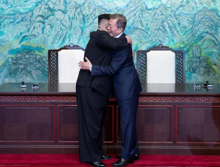 Lãnh đạo Triều Tiên Kim Jong-un (trái) và Tổng thống Hàn Quốc Moon Jae-in trong cuộc gặp thượng đỉnh ngày 27-4. Ảnh: REUTERS