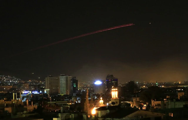 Tên lửa liên quân Mỹ-Anh-Pháp nã tên lửa Tomahawk vào Syria tối 14-4. Ảnh: AFP