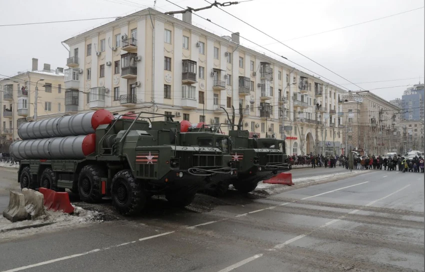 Hệ thống tên lửa phòng thủ S-400 của Nga trong lễ diễu binh kỷ niệm 75 năm trận chiến Stalingrad thời thế chiến thứ hai, tại TP Volgograd (Nga) ngày 2-2. Ảnh: REUTERS