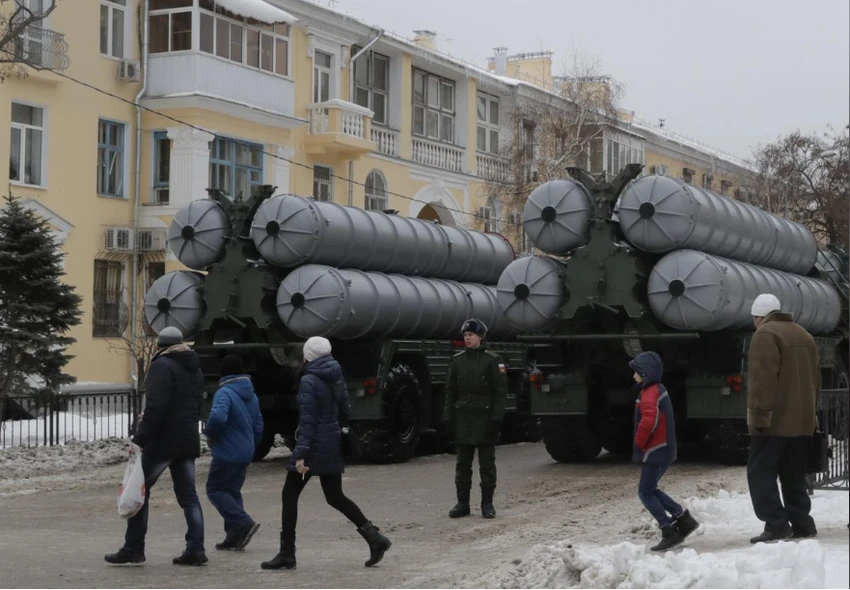 Người dân Nga quan sát tên lửa phòng thủ S-400 của Nga trong lễ diễu binh kỷ niệm 75 năm trận chiến Stalingrad thời thế chiến thứ hai, tại TP Volgograd (Nga) ngày 2-2. Ảnh: REUTERS