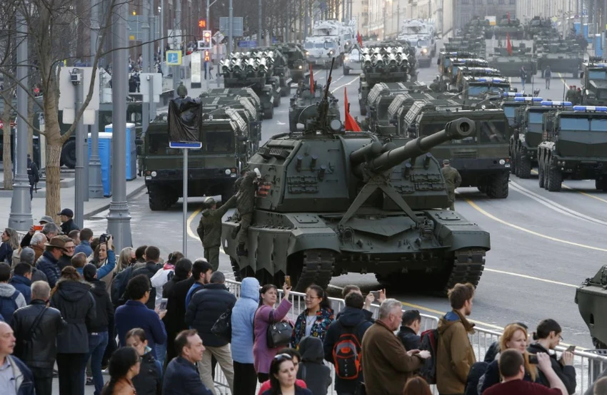 Xe quân sự Nga trong buổi tập cho lễ diễu binh mừng Ngày Chiến thắng ở Moscow (Nga) ngày 3-5-2017. Ảnh: REUTERS