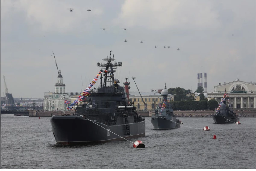 Trực thăng quân sự và tàu chiến thuộc Hạm đội Baltic của Nga trên sông River trong buổi tập cho lễ diễu binh mừng Ngày Hải quân của Nga ở TP St. Petersburg (Nga) ngày 28-7-2017. Ảnh: REUTERS