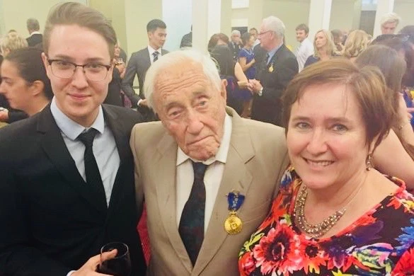 Nhà khoa học Goodall nhận huân chương Order of Australia năm 2016, vì những đóng góp của ông cho khoa học. Ảnh: GOFUNDME