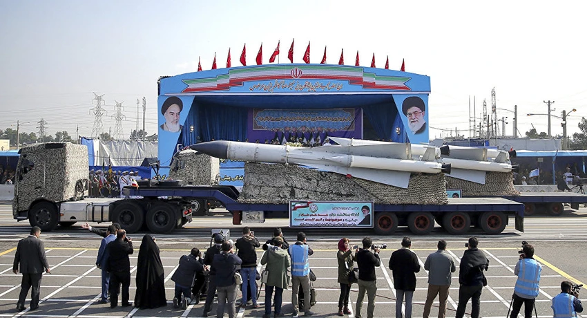 Thỏa thuận hạt nhân Iran không chi phối chương trình tên lửa nước này. Tên lửa được trưng bày trong lễ diễu binh mừng Ngày Quân đội Quốc gia ở Tehran (Iran) ngày 18-4. Ảnh: AP