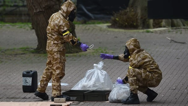 Các nhà điều tra tại hiện trường vụ đầu độc cha con cựu điệp viên Skripal ở thị trấn Salisbury (Anh). Ảnh: IRISH EXAMINER
