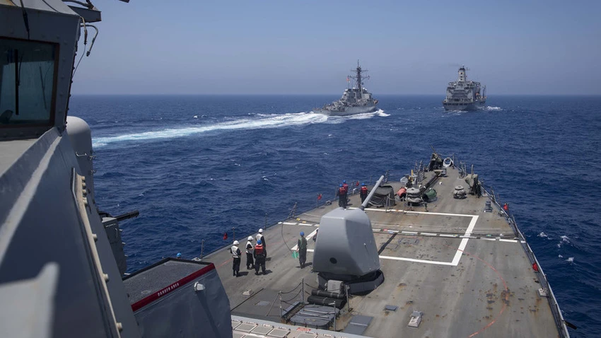 Hai tàu khu trục USS Porter (gần) và USS Arleigh Burke (xa) của Mỹ. Ảnh: US NAVY