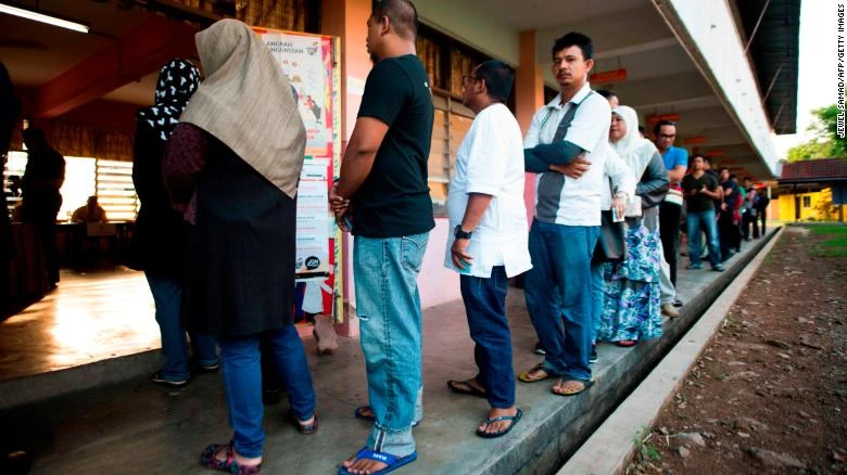 Người dân Malaysia đi bỏ phiếu trong ngày tổng tuyển cử thứ 14 ngày 9-5. Ảnh: CNN