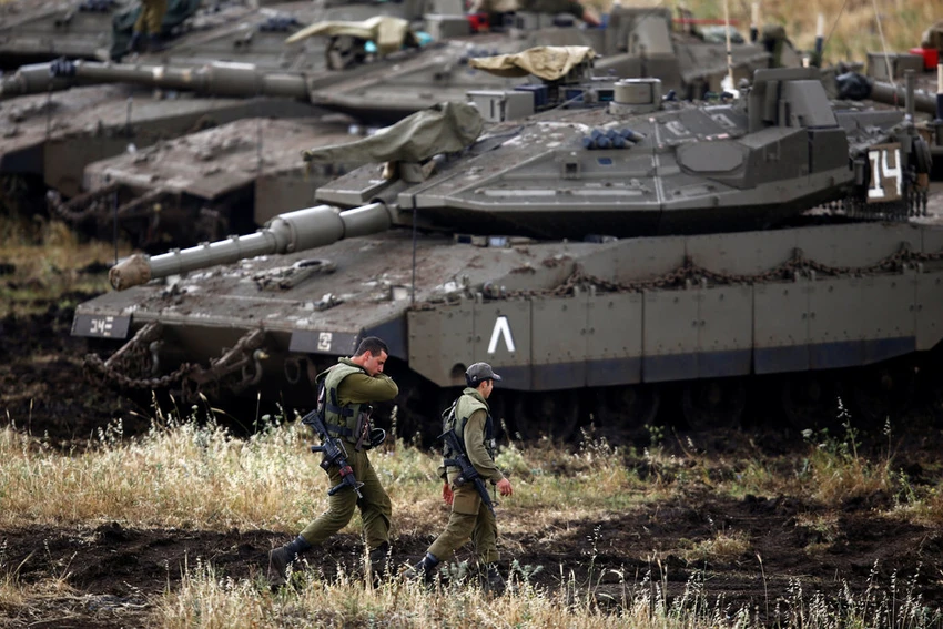 Binh sĩ và xe tăng Israel tại Cao nguyên Golan ngày 9-5. Ảnh: REUTERS