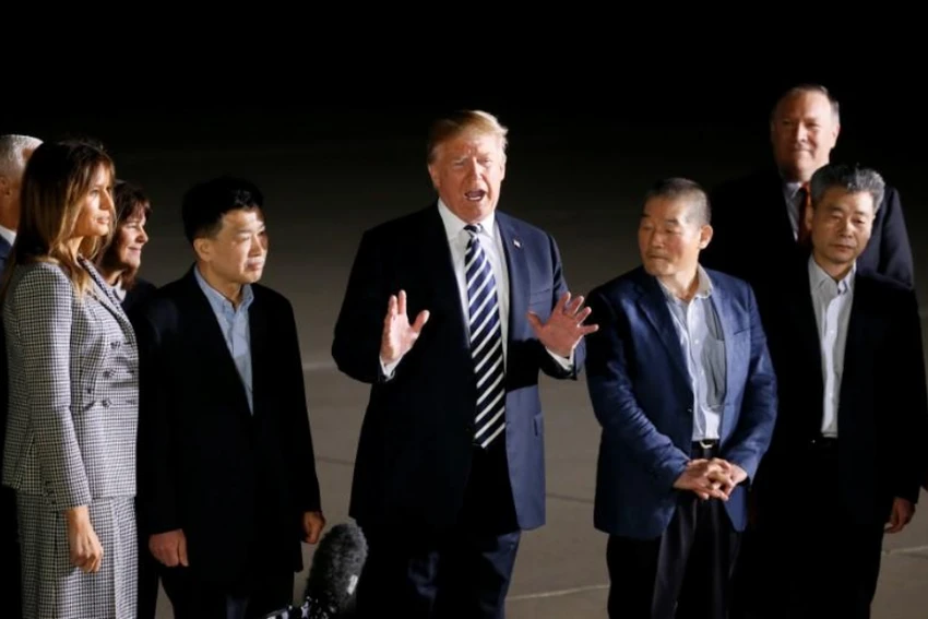 Ông Trump: Hẹn gặp ông Kim ở Singapore ngày 12-6 ảnh 2 Tổng thống Mỹ Donald Trump ra sân bay căn cứ không quân Andrews đón 3 công dân Mỹ trở về từ Triều Tiên sáng 10-5, nói ông tin lãnh đạo Triều Tiên Kim Jong-un thật sự muốn gia nhập thế giới. Ảnh: REUTERS
