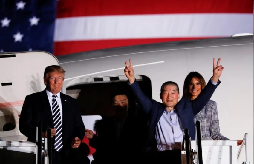 Ông Trump: Hẹn gặp ông Kim ở Singapore ngày 12-6 ảnh 1 Tổng thống Mỹ Donald Trump và Đệ nhất phu nhân Mỹ Melania Trump ra sân bay căn cứ không quân Andrews đón 3 công dân Mỹ trở về từ Triều Tiên, sáng 10-5. Ảnh: REUTERS