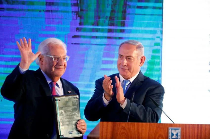 Thủ tướng Israel Benjamin Netanyahu (phải) và Đại sứ Mỹ tại Israel David Friedman trong buổi lễ xác nhận di dời đại sứ quán Mỹ từ Tel Aviv về Jerusalem, tại Bộ Ngoại giao Israel ngày 13-5. Ảnh: REUTERS