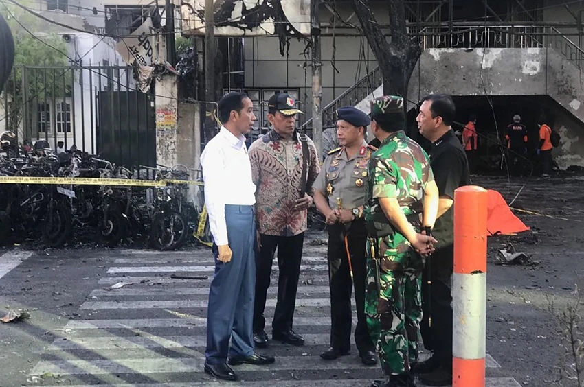 Tổng thống Indonesia Joko "Jokowi" Widodo (trái), Giám đốc Cảnh sát Quốc gia Tito Karnavian (giữa), Bộ trưởng Các vấn đề an ninh Wiranto (thứ hai từ trái sang), Tổng Tham mưu lực lượng vũ trang Hadi Tjahjanto (thứ hai từ phải sang) tại hiện trường khủng bố một nhà thờ ở Surabaya (Indonesia) ngày 13-5. Ảnh: AFP