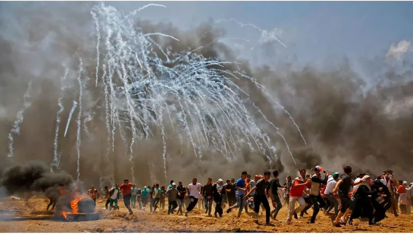 40.000 người Palestine ở Dải Gaza kéo về biên giới với Israel ngày 14-5, biểu tình phản đối Mỹ mở đại sứ quán ở Jerusalem. 41 người chết, 1.600 người bị thương vì đạn Israel. Ảnh: AFP