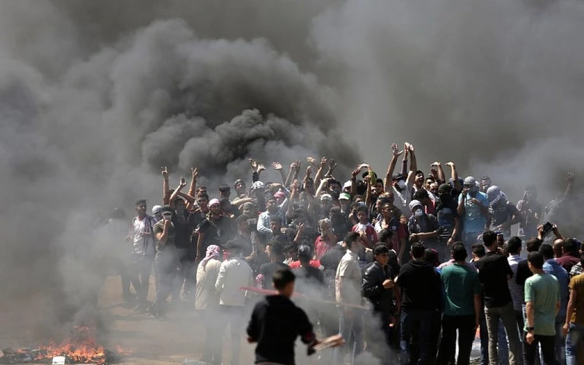 Khoảng 10.000 người Palestine ở Dải Gaza kéo về biên giới với Israel biểu tình phản đối Mỹ chuyển đại sứ quán về Jerusalem ngày 14-5. Ảnh: