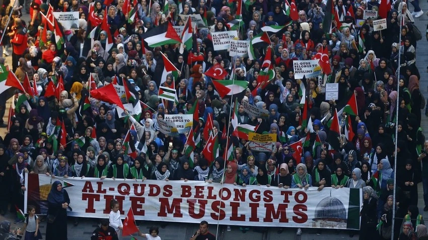 Dân Thổ Nhĩ Kỳ xuống đường tại TP Istanbul ngày 14-5, ủng hộ người Palestine, phản đối Israel. Ảnh: REUTERS
