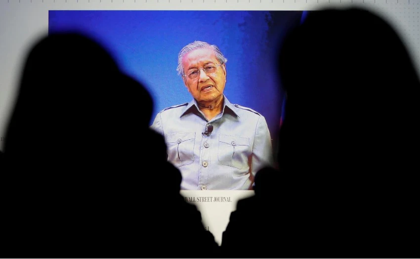 Thủ tướng Malaysia Mahathir Mohamad qua đường truyền video nối với cuộc họp báo của Wall Street Journal tại Tokyo (Nhật) ngày 15-5. Ảnh: REUTERS