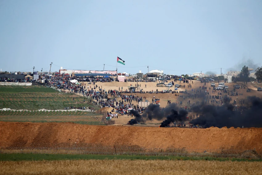 Người biểu tình Palestine ở Dải Gaza kéo về biên giới với Israel ngày 14-5, biểu tình phản đối Mỹ chuyển đại sứ quán về Jerusalem. Ảnh: REUTERS
