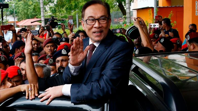 Ông Anwar chào người ủng hộ trước bệnh viện viện Cheras ở Kuala Lumpur (Malaysia) ngày 16-5. Ảnh: CNN