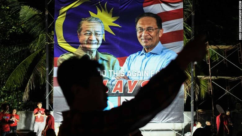 Áp phích thể hiện sự liên minh giữa Thủ tướng Mahathir (trái) và cựu lãnh đạo đối lập Anwar (phải). Ảnh: CNN