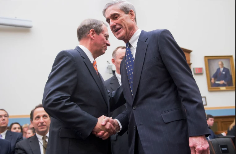 Thứ trưởng Tư pháp Mỹ Rod Rosenstein trong buổi lễ bổ nhiệm cựu Giám đốc FBI Robert Mueller làm Công tố viên đặc biệt phụ trách cuộc điều tra độc lập khả năng Nga thông đồng với đội tranh cử ông Trump can thiệp bầu cử Mỹ. Ảnh: AOL